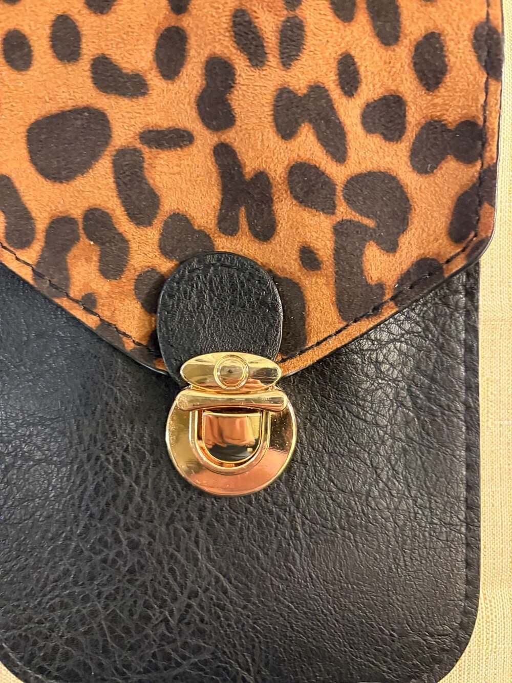 Savethegirls Leopard Print Touchscreen Phone Crossbody Bag - Picture 2 of 6